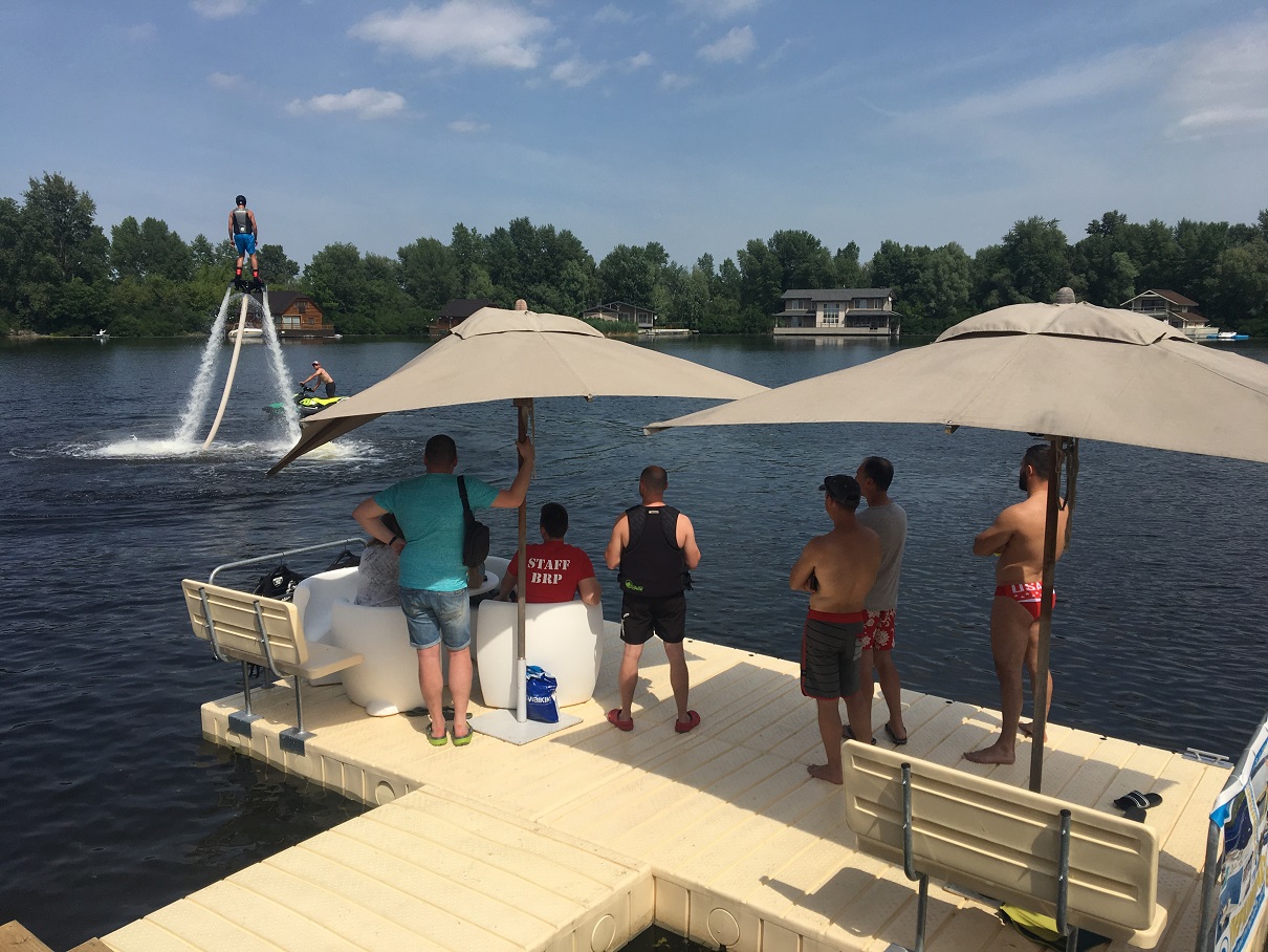 Terrasse flottante, pontons modulaires, pontons en plastique
